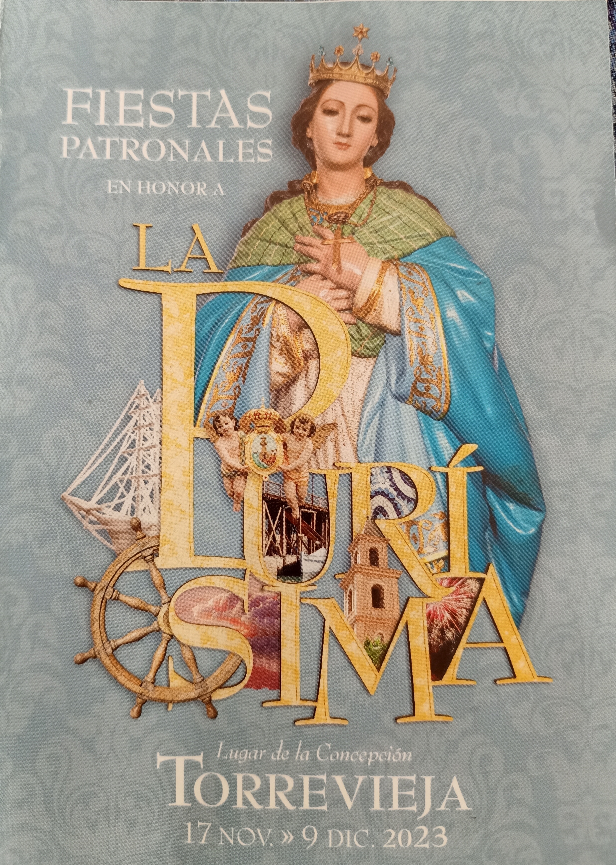 Kuvassa on Neitsyt Maria sininen viitta yllään ja kruunu päässään.