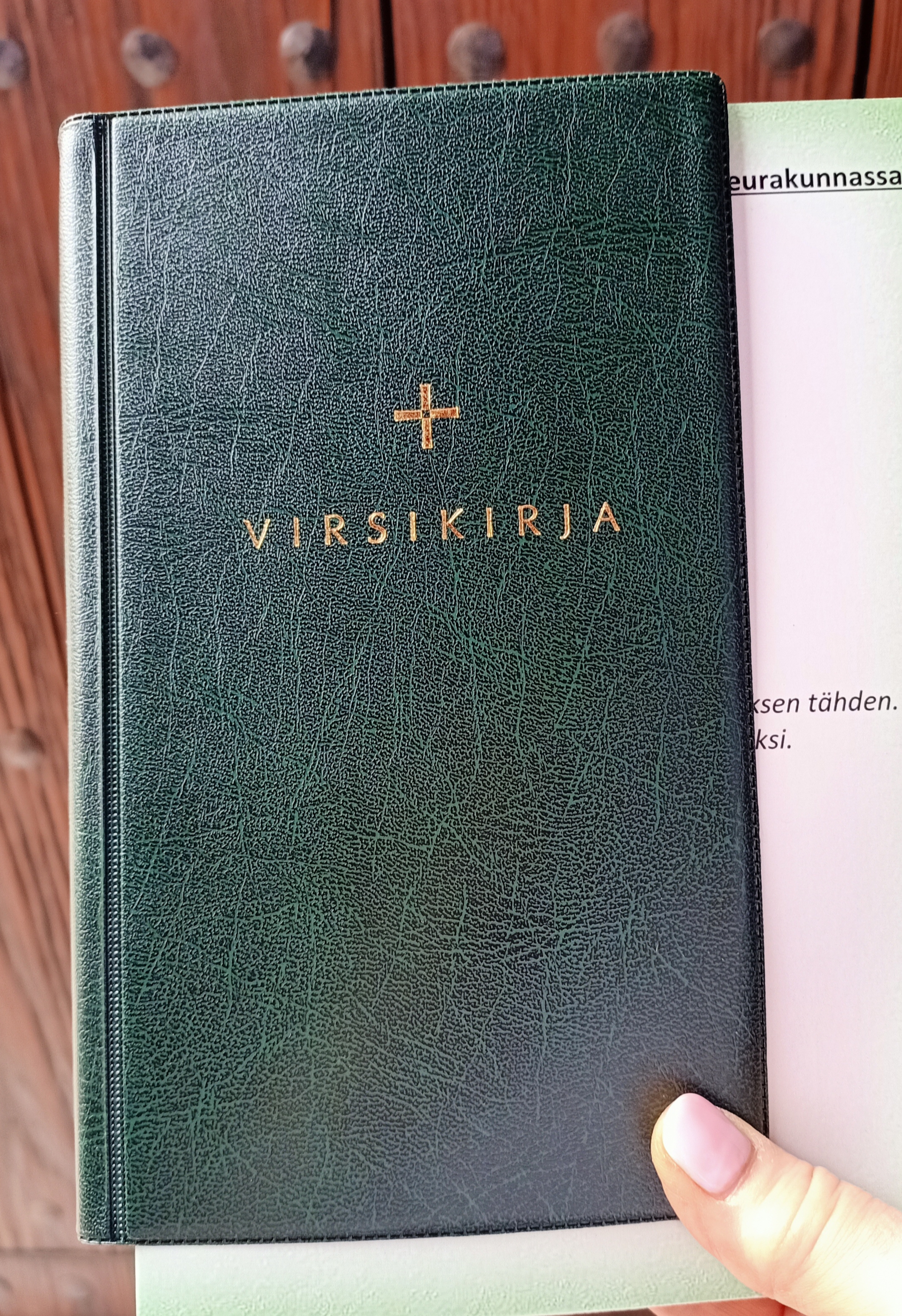 Uusi, tummanvihreä virsikirja