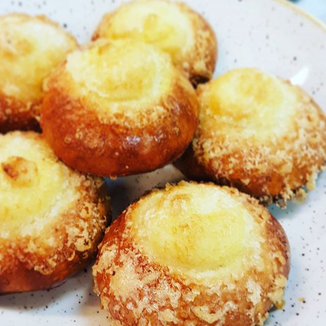 Kuvassa on voisilmäpullia lautasella