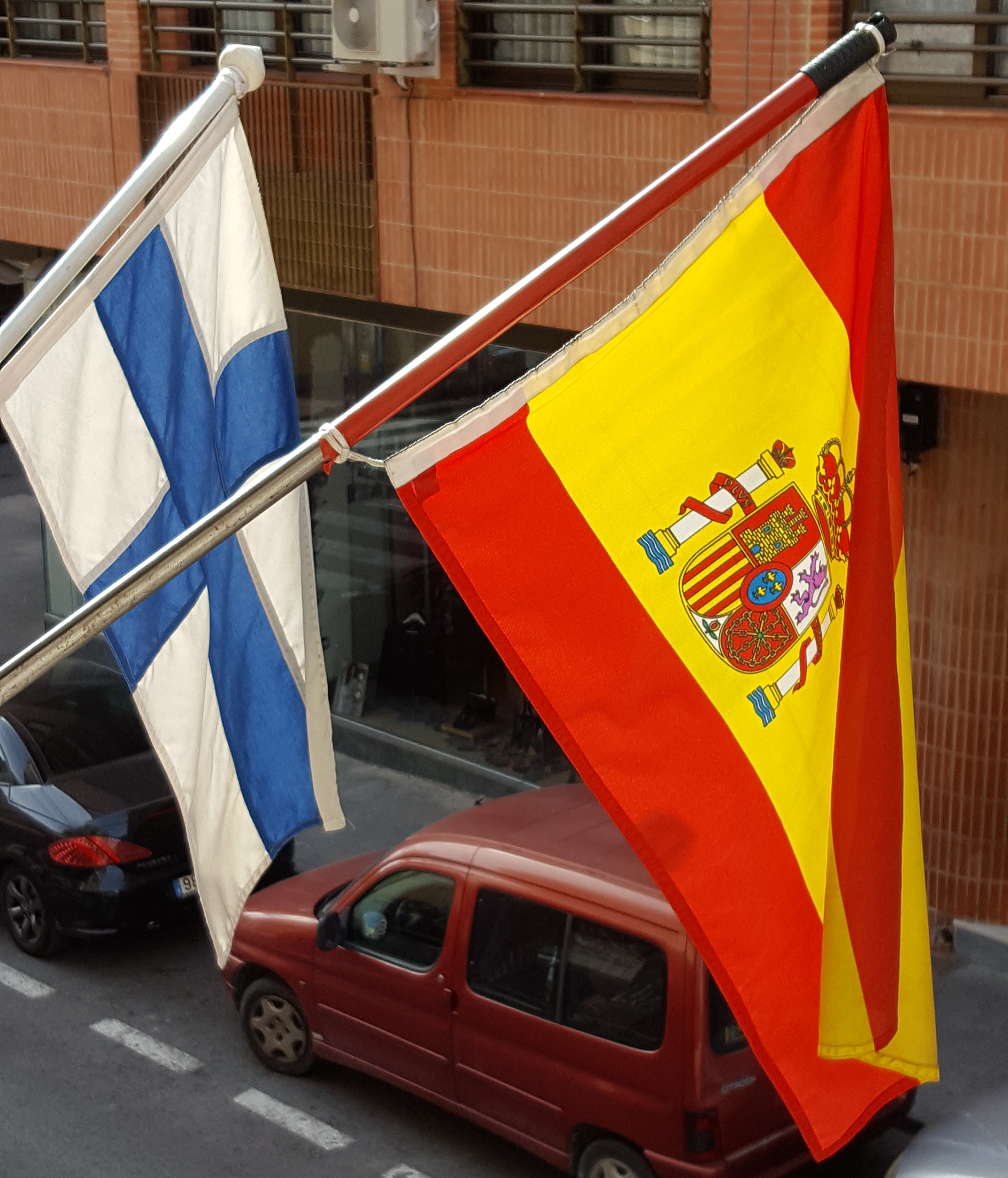 Suomen ja Espanjan liput rinnakkain