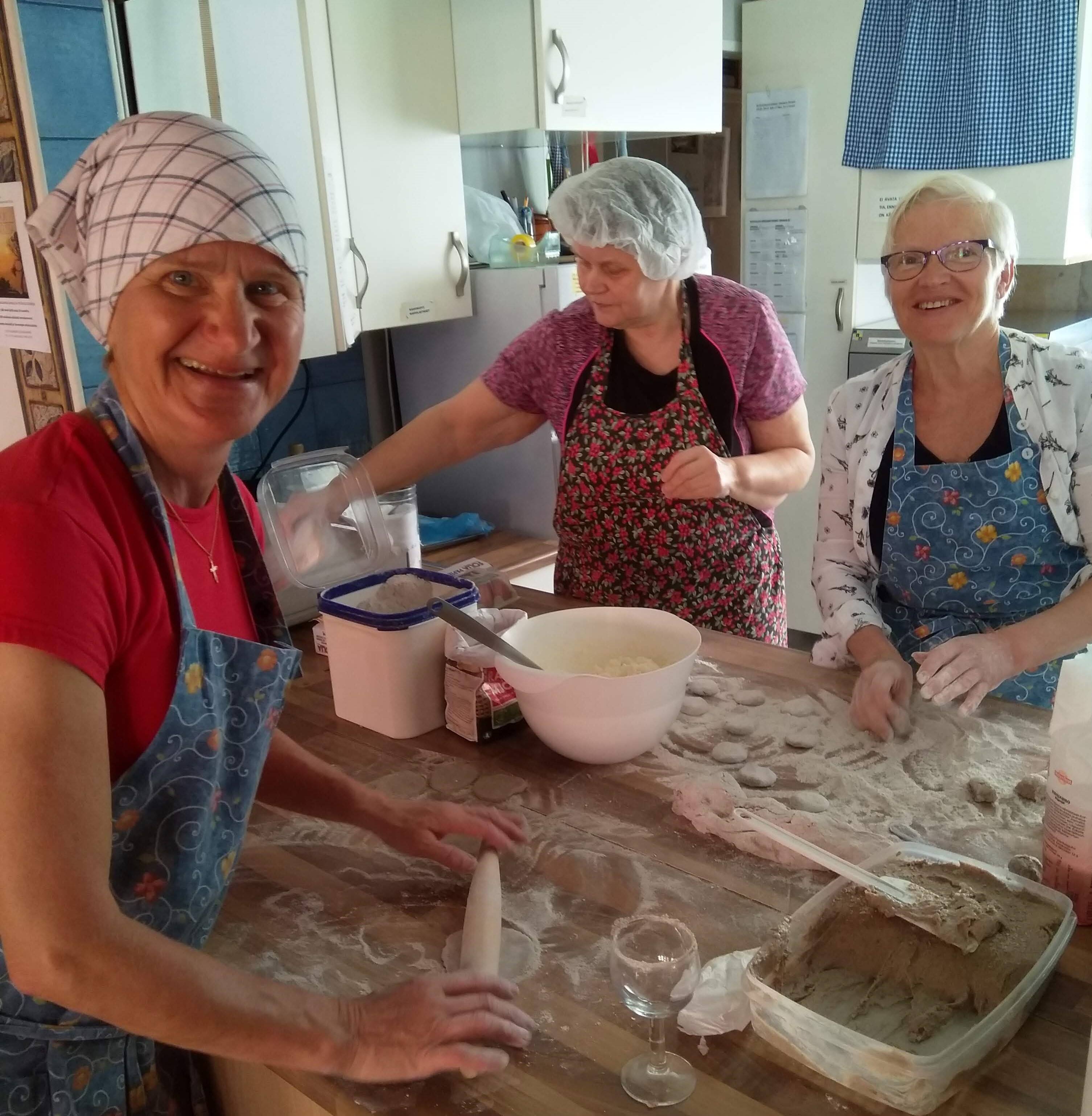 Avaa kuva isommaksi Iloiset piirakanpaistajat srk-kodilla kevät 2019.