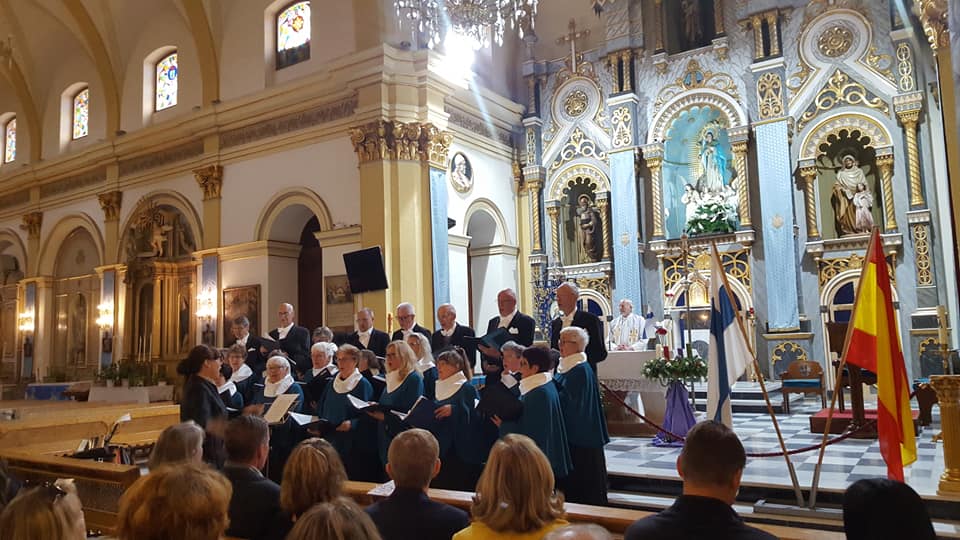 Avaa kuva isommaksi Kirkkokuoro Itsenäisyyspäivän juhlajumalanpalveluksessa 6.12.2019.